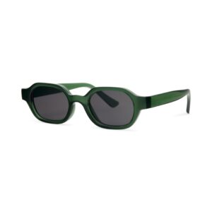 Gros plan sur les détails de la monture vert translucide et des verres gris foncé des lunettes de soleil, mettant en valeur leur design unique et tendance.